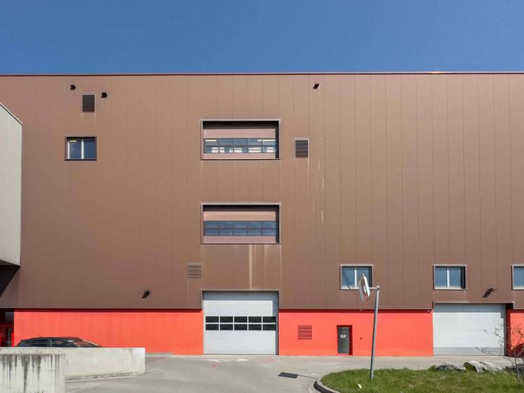 Magnifique dépôt Logistique de 1'000m² avec Quais de Déchargement
