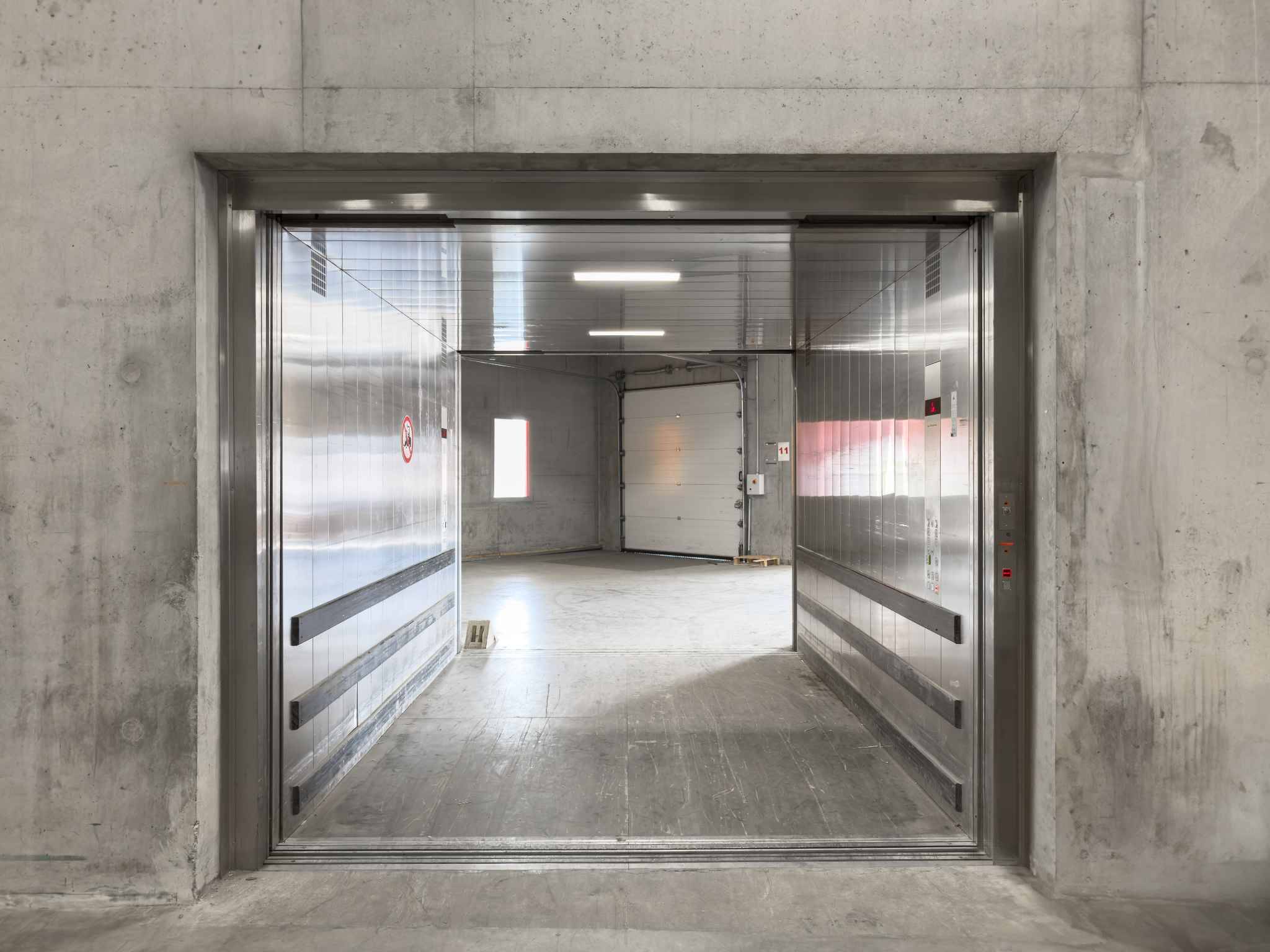 Dépôt Logistique -aménagé de racks - accès quais de Déchargement