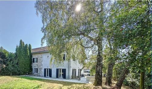 Villa mitoyenne de 7 pièces avec cachet – Chavannes des Bois