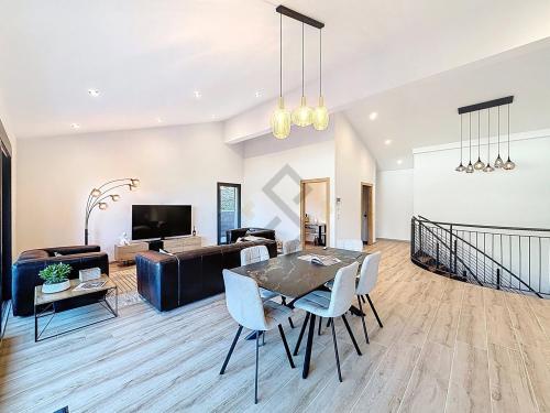 Opportunité Rare : Chalet Neuf Exceptionnel à Crans Montana