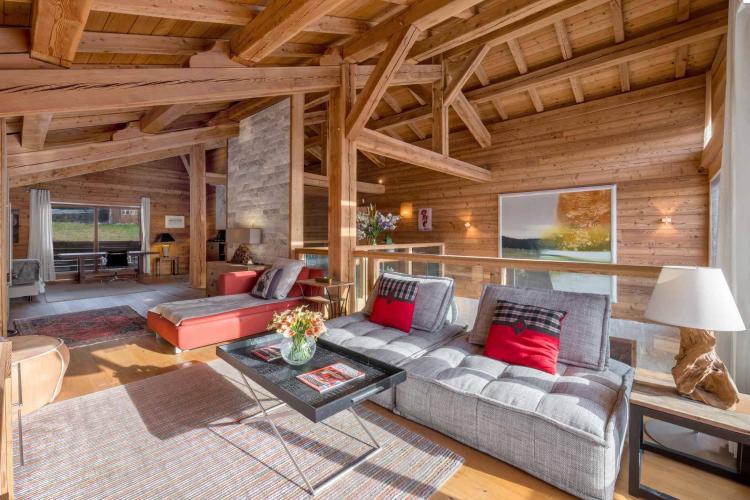 Un chalet Bayrou à vendre dans la région de Villars-sur-Ollon - L'art de la construction alpine de Megève à Crans-Montana