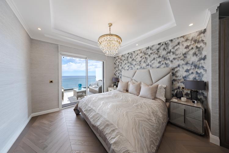 PENTHOUSE RENOVE PROCHE DE MONACO AVEC VUE MER SUR