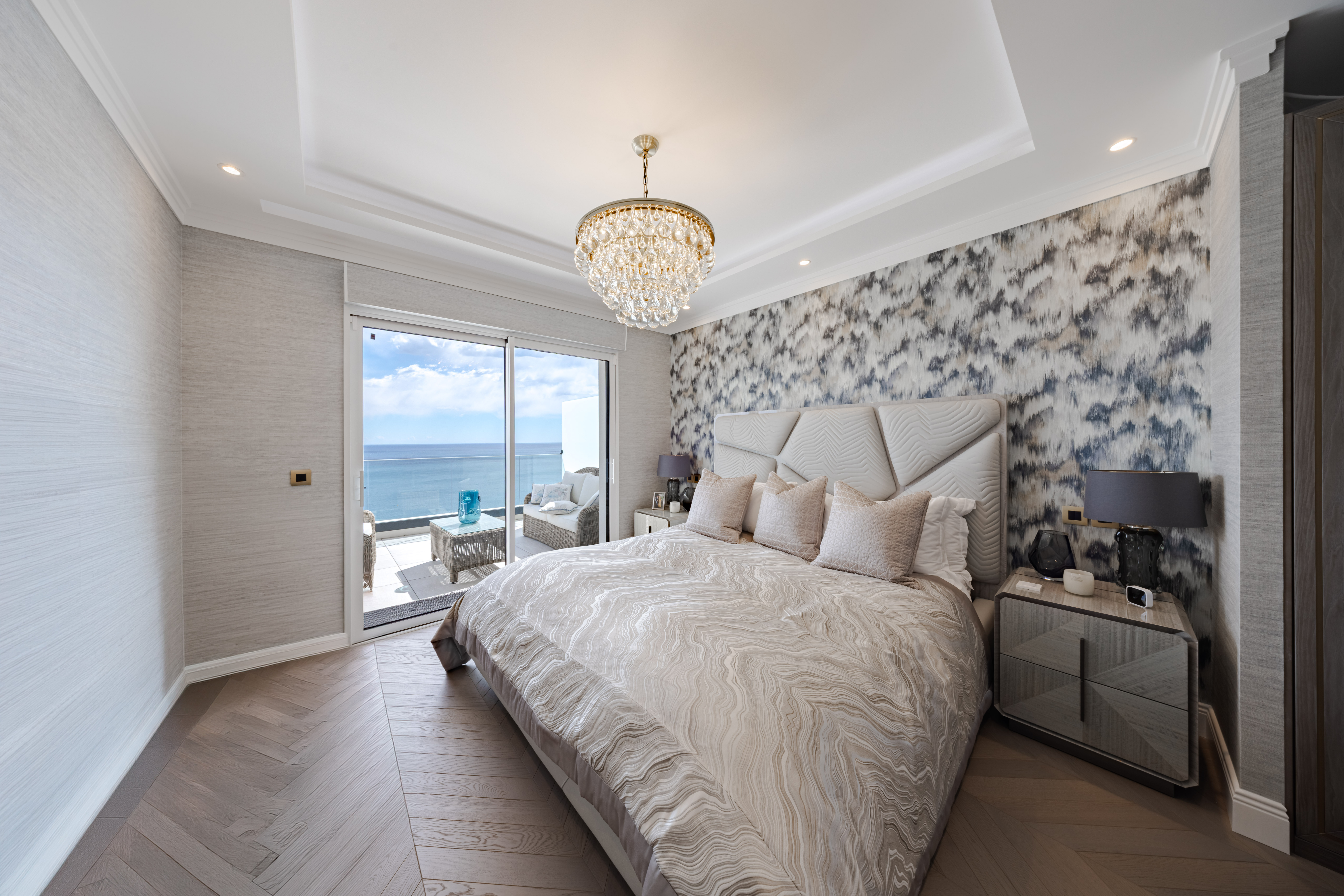 PENTHOUSE RENOVE PROCHE DE MONACO AVEC VUE MER SUR