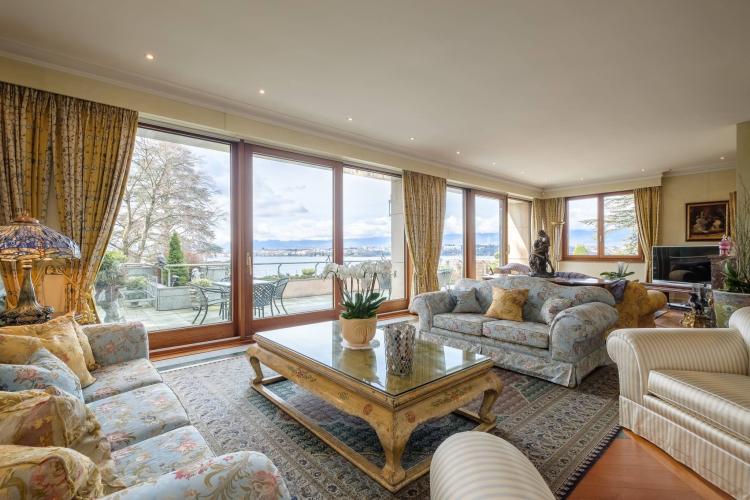 Magnifique appartement avec terrasse surplombant le lac