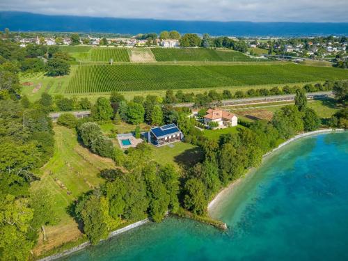 Propriété Exceptionnelle En Bord De Lac à Crans, Dans Le Canton De Vaud.