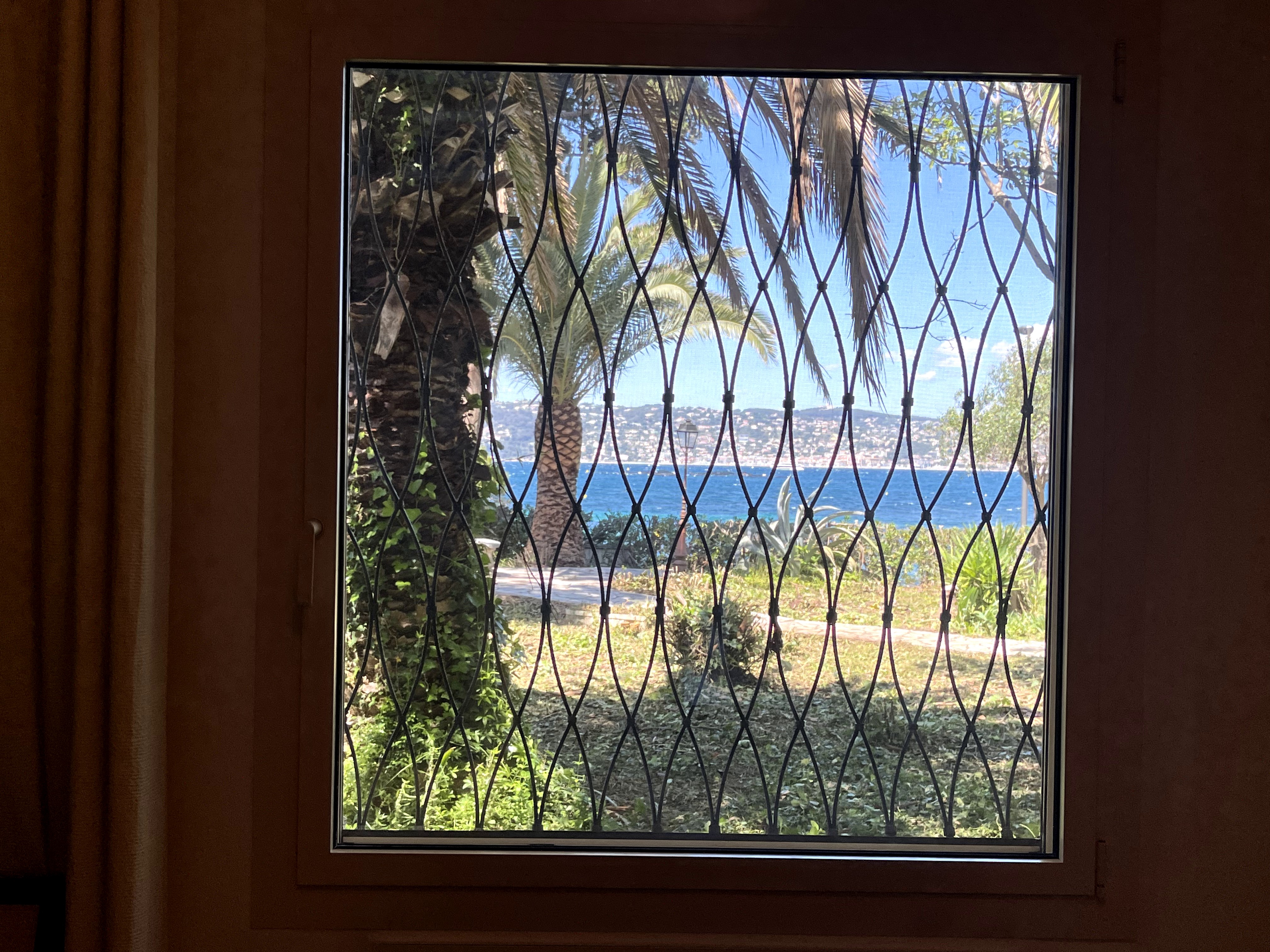 CAP D'ANTIBES - PREMIERE LIGNE - BAISSE DE PRIX - VILLA DANS DOMAINE SECURISÉ DU CAP